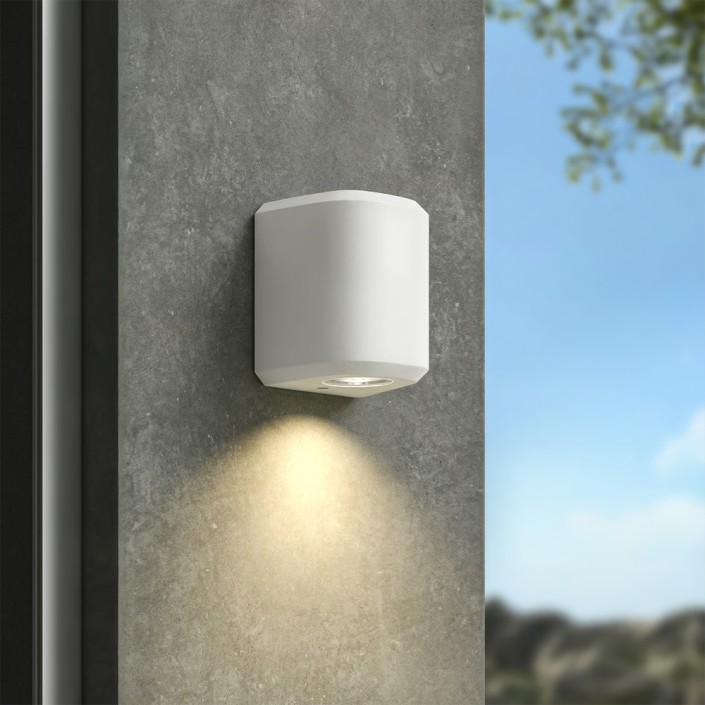 Applique d'extérieur Brixham Wall Single d'Astro Lighting finition béton blanc allumée sur un mur extérieur de jour