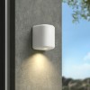 Applique d'extérieur Brixham Wall Single d'Astro Lighting finition béton blanc allumée sur un mur extérieur de jour