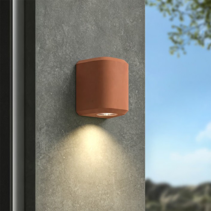 Applique d'extérieur Brixham Wall Single d'Astro Lighting finition béton terracotta allumée sur un mur extérieur de jour