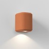 Applique d'extérieur Brixham Wall Single d'Astro Lighting finition béton terracotta allumée de trois quarts