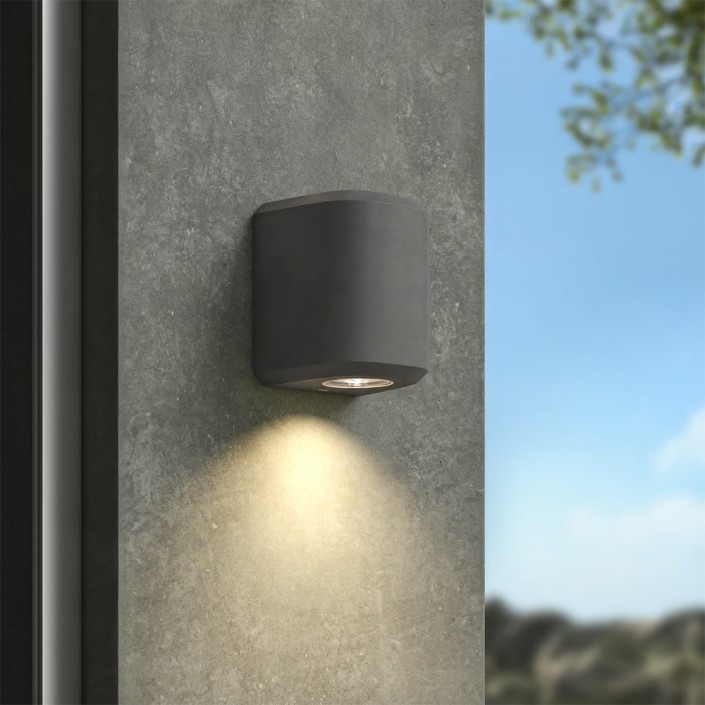 Applique d'extérieur Brixham Wall Single d'Astro Lighting finition béton charbon allumée sur un mur extérieur de jour