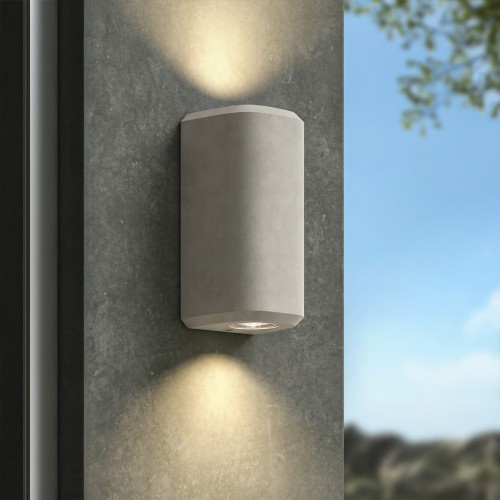 Applique d'extérieur Brixham Wall Twin d'Astro Lighting finition béton gris allumée sur un mur extérieur de jour