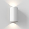 Applique d'extérieur Brixham Wall Twin d'Astro Lighting finition béton blanc allumée de trois quarts