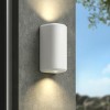 Applique d'extérieur Brixham Wall Twin d'Astro Lighting finition béton blanc allumée sur un mur extérieur de jour