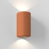 Applique d'extérieur Brixham Wall Twin d'Astro Lighting finition béton terracotta allumée de trois quarts