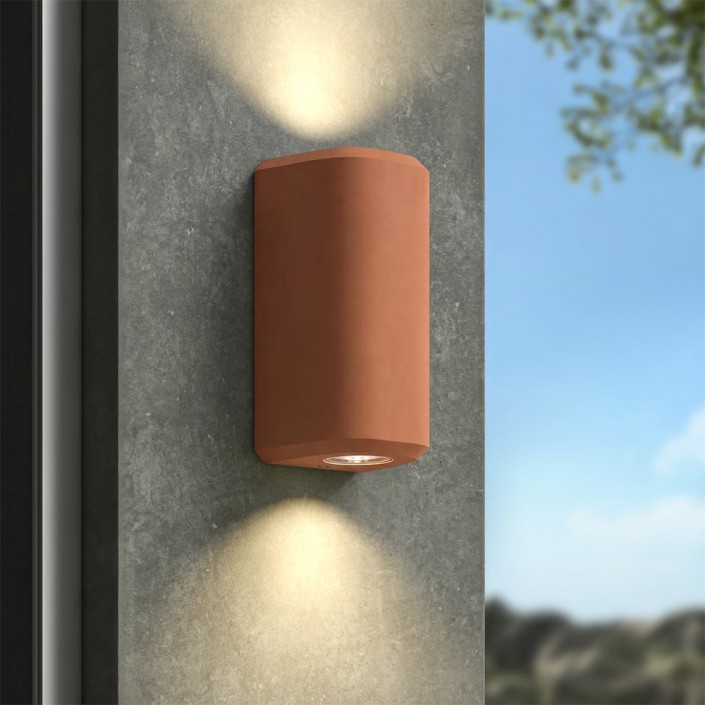Applique d'extérieur Brixham Wall Twin d'Astro Lighting finition béton terracotta allumée sur un mur extérieur de jour