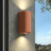 Applique d'extérieur Brixham Wall Twin d'Astro Lighting finition béton terracotta allumée sur un mur extérieur de jour