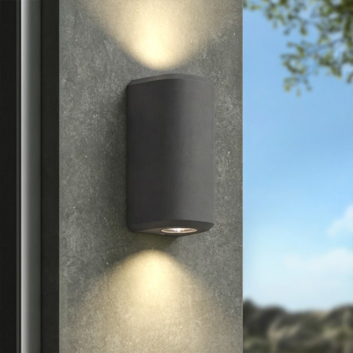 Applique d'extérieur Brixham Wall Twin d'Astro Lighting finition béton charbon allumée sur un mur extérieur de jour