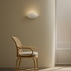 Applique murale Dawn Wall en plâtre d'Astro Lighting finition blanc allumée en intérieur au-dessus d'une chaise