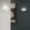 2 appliques murales Dawn Wall en plâtre d'Astro Lighting finition blanc allumées dans un vestibule
