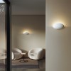 2 appliques murales Dawn Wall en plâtre d'Astro Lighting finition blanc allumées dans un salon