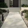 3 bornes accessoires Mori Bollard 400 pour applique Mori 140 d'Astro Lighting éclairées autour d'un chemin de jour