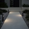 3 bornes accessoires Mori Bollard 400 pour applique Mori 140 d'Astro Lighting éclairées autour d'un chemin de nuit