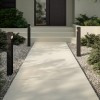 3 bornes accessoires Mori Bollard 750 pour applique Mori 140 d'Astro Lighting éclairées autour d'un chemin de jour