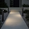 3 bornes accessoires Mori Bollard 750 pour applique Mori 140 d'Astro Lighting éclairées autour d'un chemin de nuit