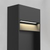 Borne accessoire Mori Bollard 750 d'Astro Lighting avec applique Mori 140 allumée, gros plan