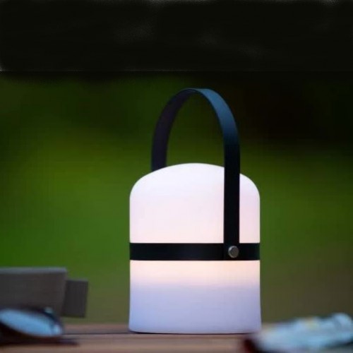 Lampe de table sans fil LITTLE JOE noir - Lucide - Valente Design - éclairée sur table extérieure