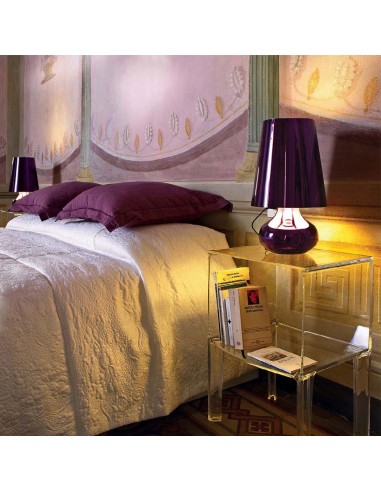 Lampe de table Cindy violet  Kartell - Valente Design - éclairée sur table de nuit