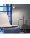 Lampe de table Falena aluminium anodisé FontanaArte Valente Design sur table vue de loin