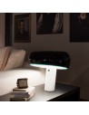 Lampe de table Snoopy noire de flos Valente Design Castiglioni allumée sur table