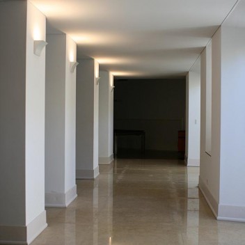 Applique Pochette LED blanc Flos Valente Design dans couloir