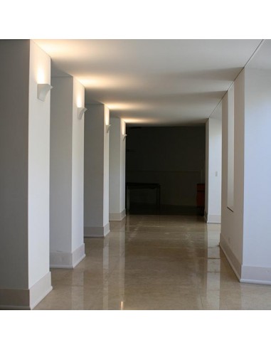Applique Pochette LED blanc Flos Valente Design dans couloir