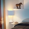 Applique murale encastrée originale   Flos Soft Spun S. Blanc, luminaire de chambre allumé.