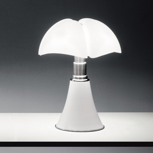 Pipistrello blanche Martinelli Luce Valente Design Gae Aulenti sur table