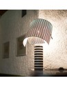 Lampe de table Shogun mise en scène allumée  Artemide - Valente design