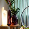 Lampe de table Mezzachimera mise en scène éclairée  Artemide  