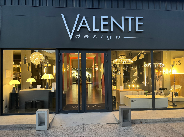 Vitrine de showroom luminaire Valente Design &agrave; Cogolin